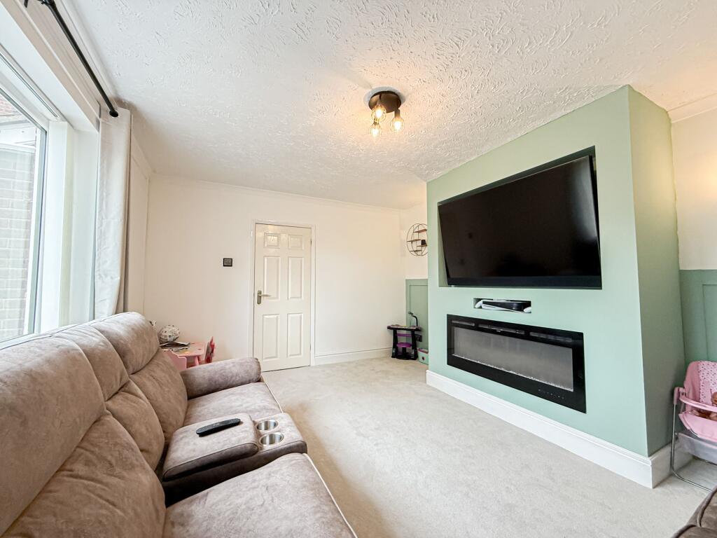 Pooltown Road, Whitby, CH65 photo 4