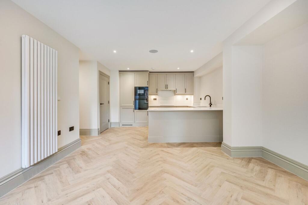 Apartment in Basildon, Billericay - View 5