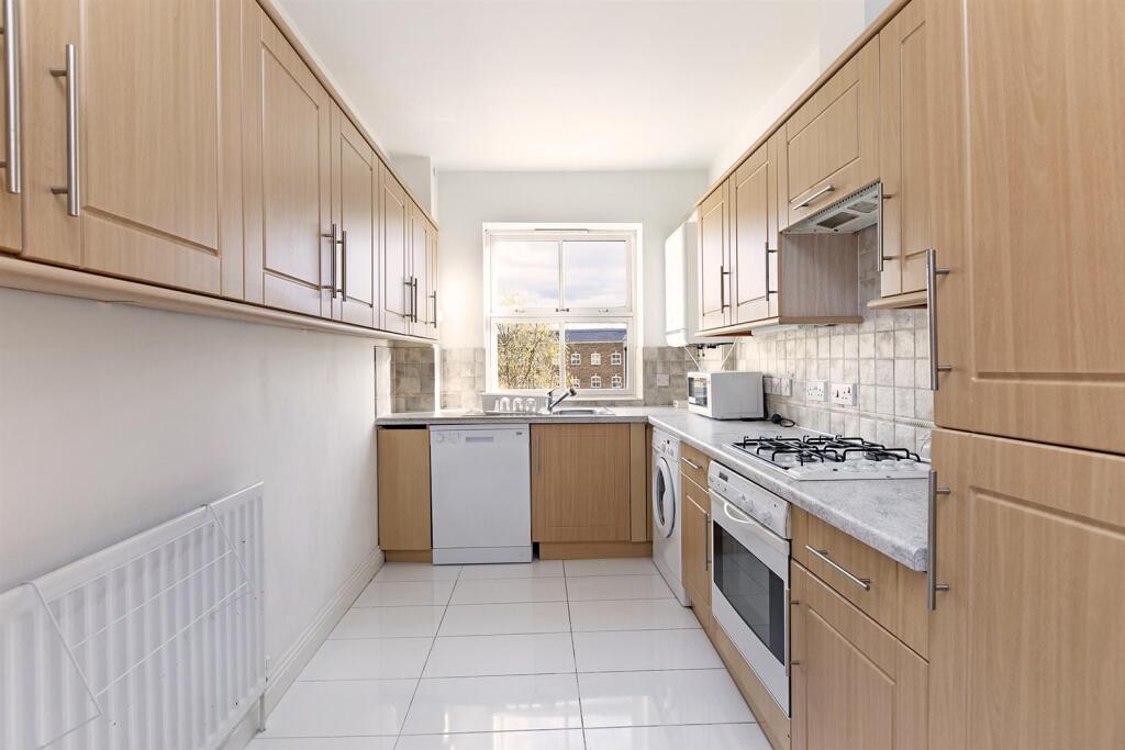 Apartment in London, St Olave's Estate, The Borough - View 5