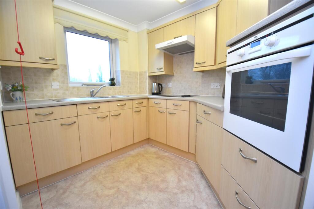 Apartment in Southend-on-Sea - View 3