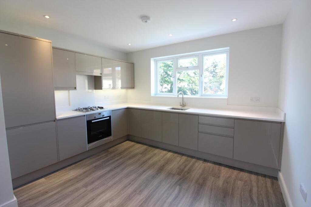 Apartment in Elmbridge, Molesey - View 2
