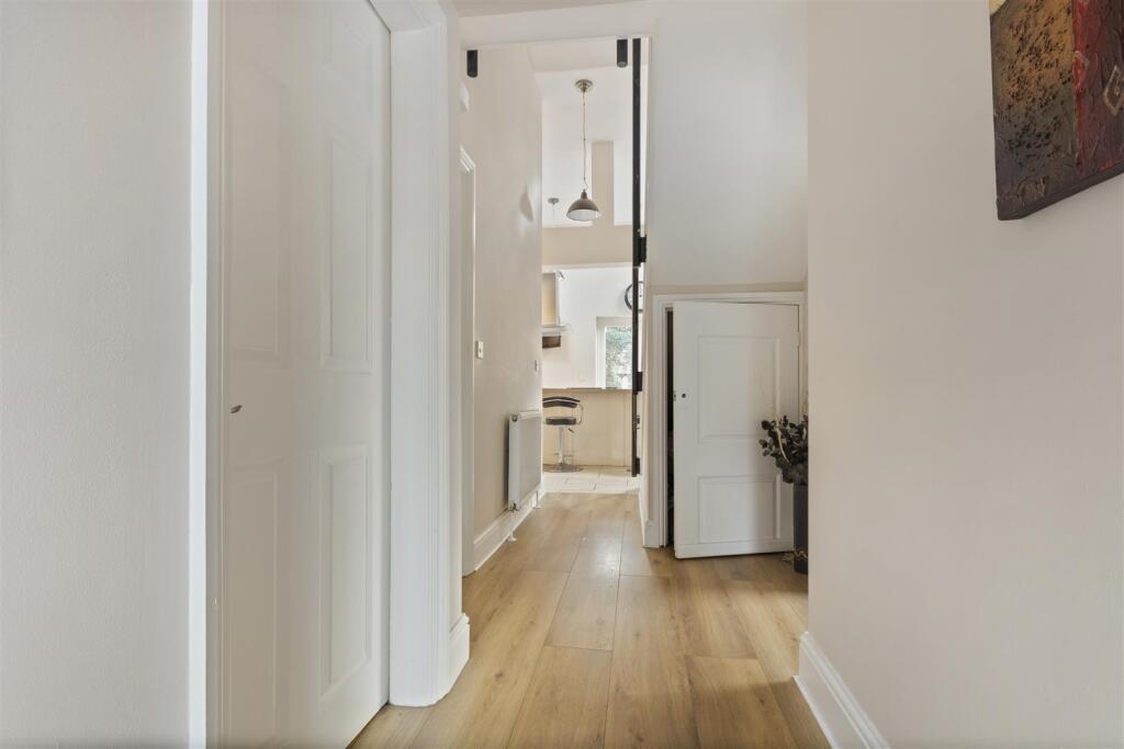 Larkfield Avenue, Rawdon, Leeds photo 3