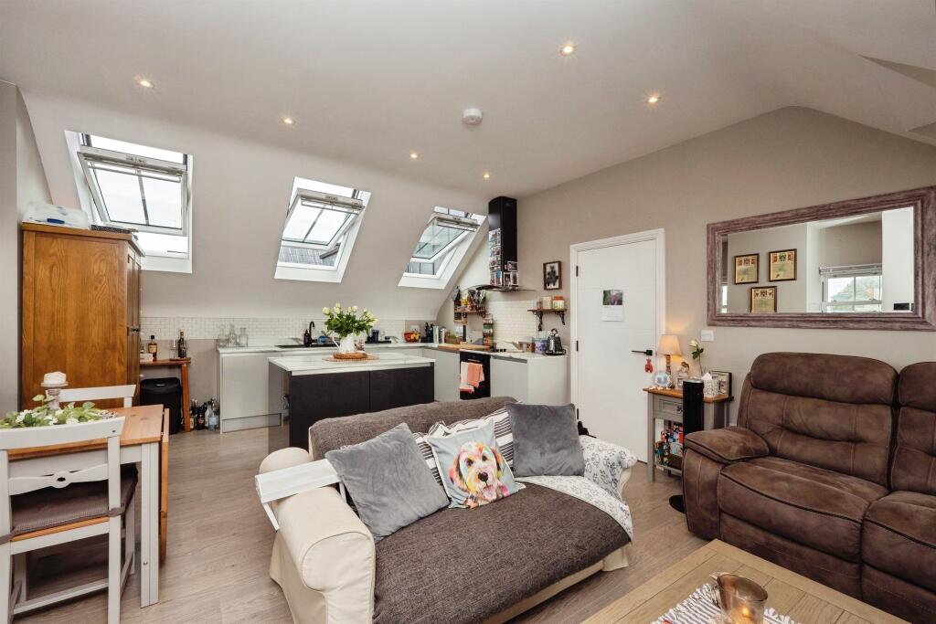2-bed apartment on Dorchester Road, Weymouth, £300,000