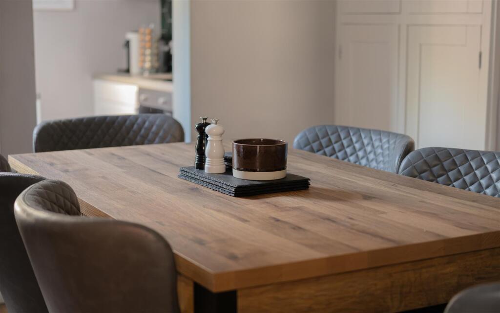 House in Reigate and Banstead, Earlswood - More