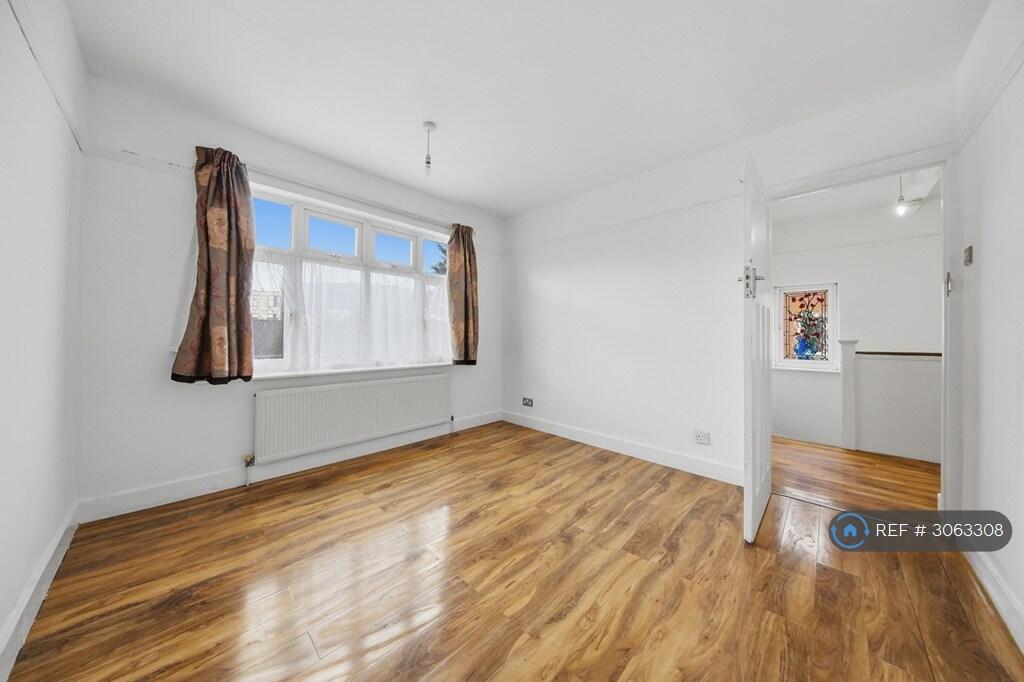 House in Ilford, Barkingside - View 5