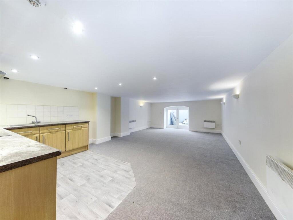1-bed flat on Queens Hotel Apartments, Front Street, Pontefract, WF8, £50,000