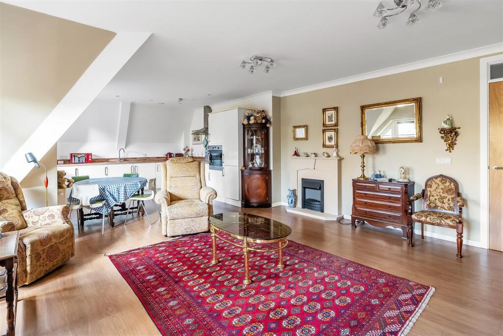 Mickleham Gardens, Cheam Village photo 4