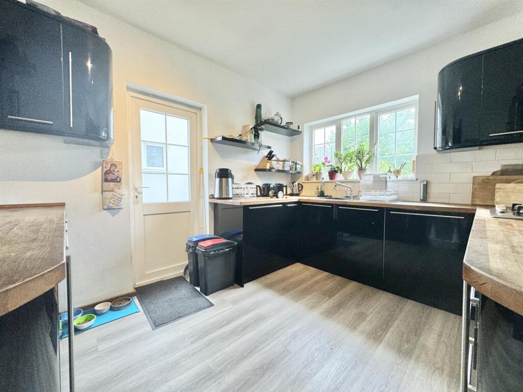 Houndsden Road, Winchmore Hill photo 4