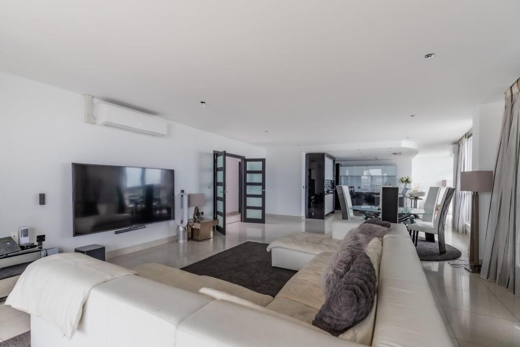 Apartment in Cardiff, Grangetown - View 2