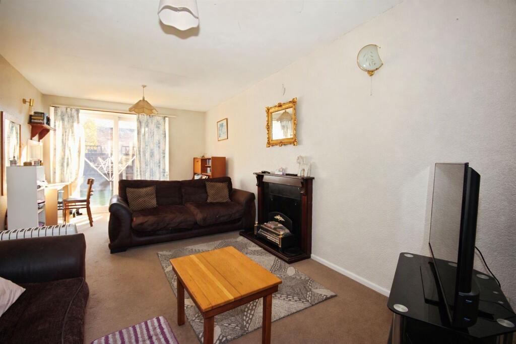 Gainsborough Drive, Leamington Spa photo 2