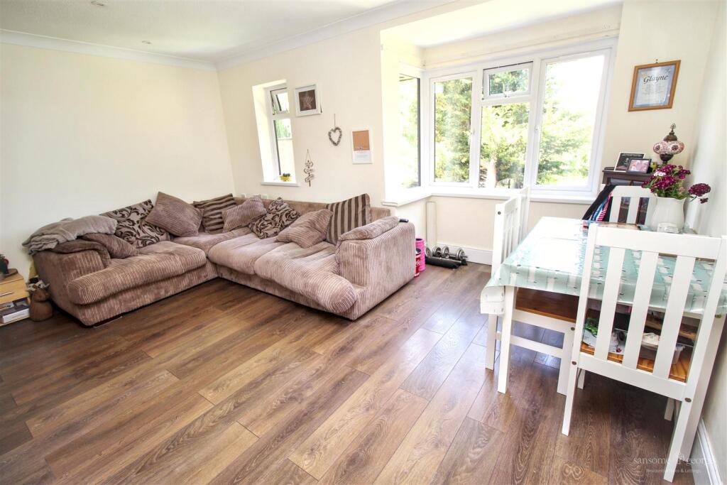 Apartment in Reading, The Triangle, Norcot - View 4