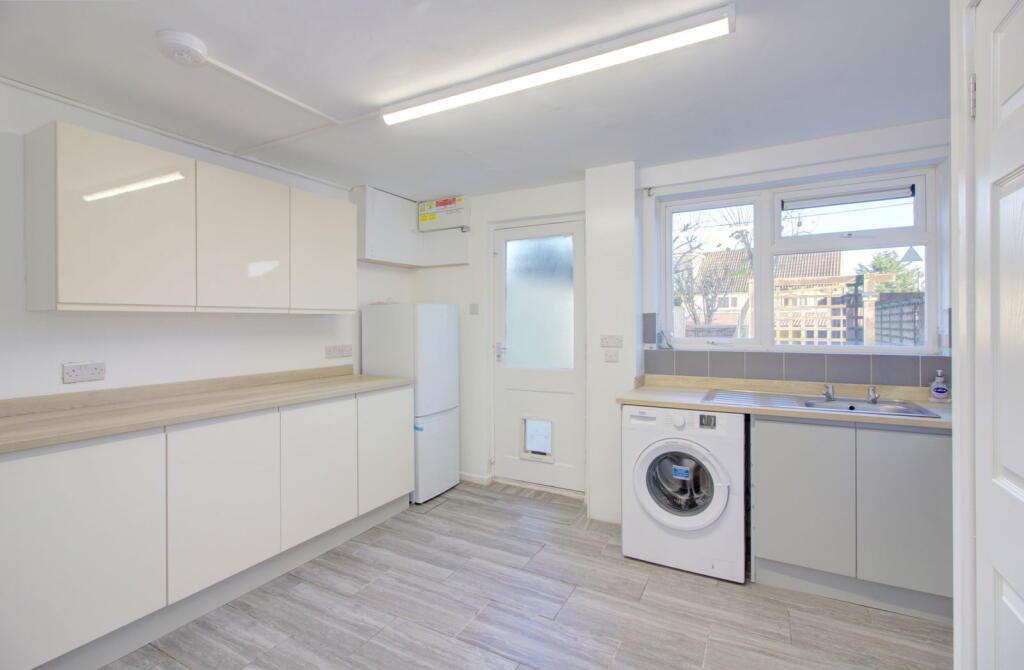 Oliver Avenue, Corsham, SN13 0AJ photo 2