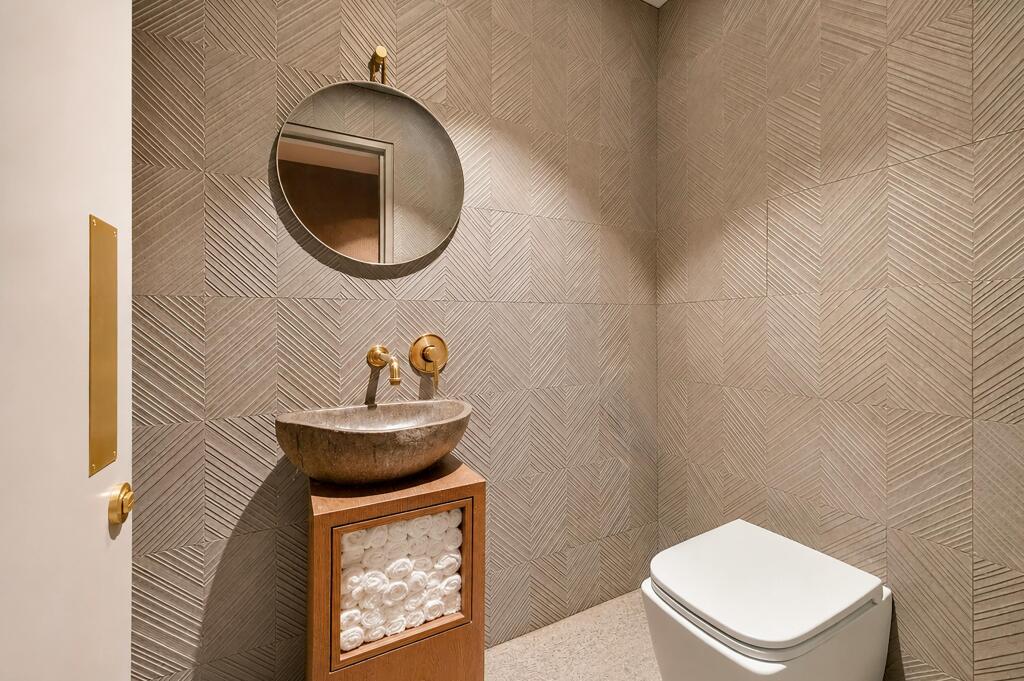 bathroom 2.jpg