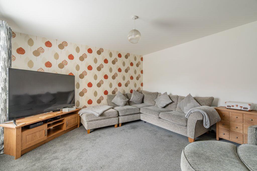 14 Craigroyston Grove, Edinburgh, EH4 4GL photo 2