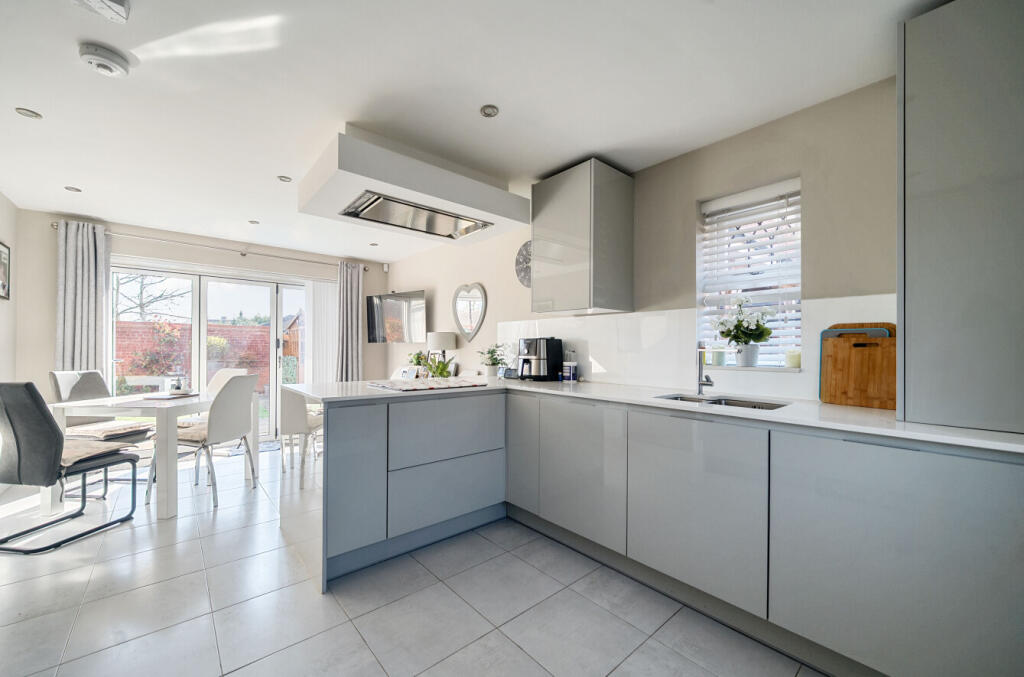 Hall Garden, Binfield, Bracknell, Berkshire, RG42 photo 3
