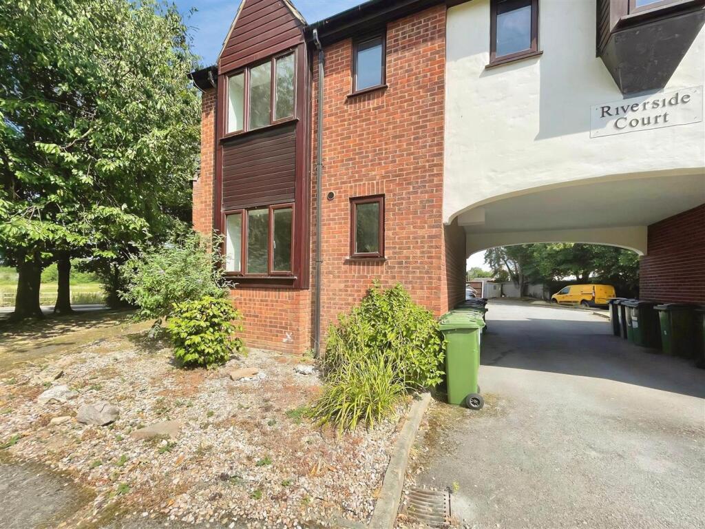 Studio flat on Riverside Court, Littlethorpe, £89,950