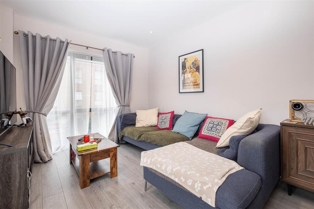 Apartment in Kingston upon Thames - View 5