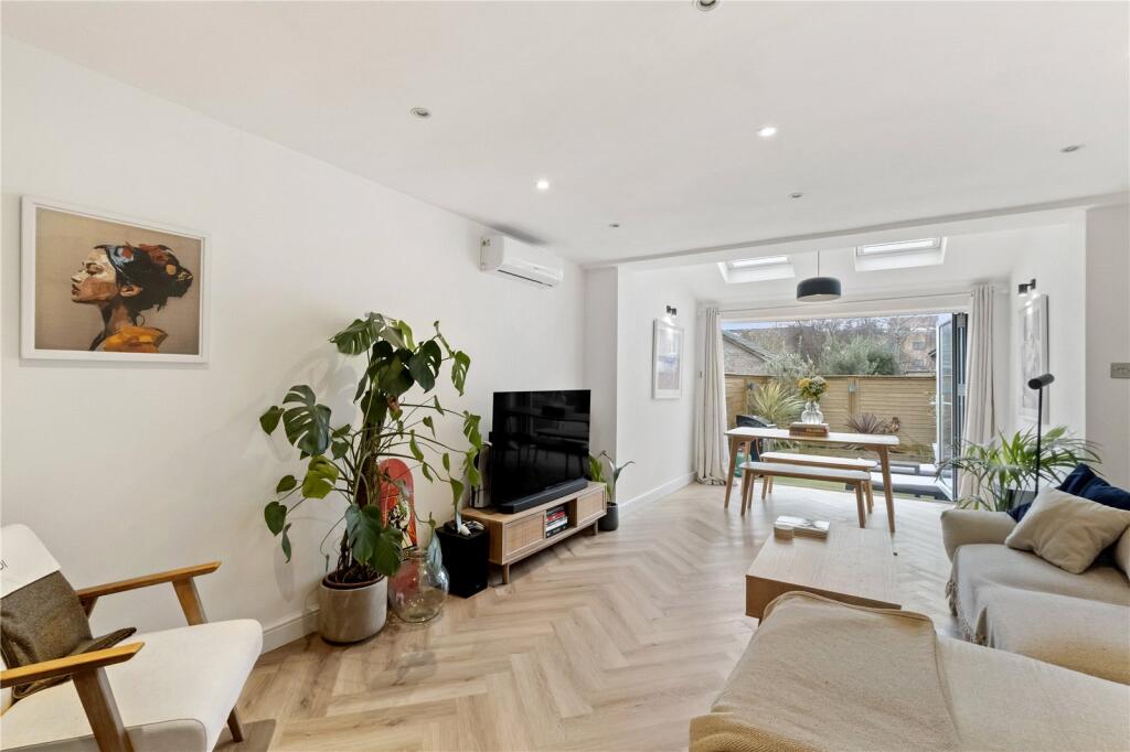 St. Hughes Close, London, SW17 photo 4