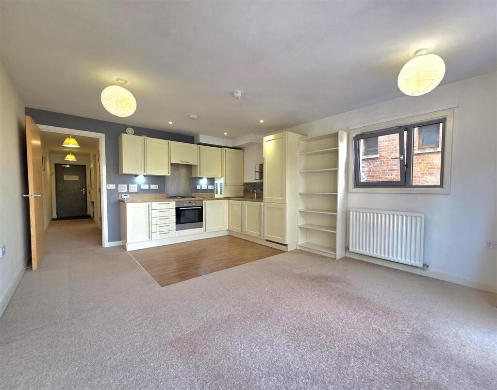 Apartment in Gloucester, Gloucestershire - More