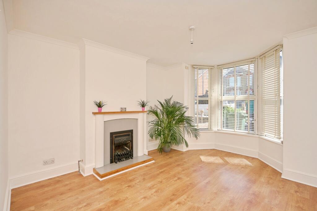 Adelaide Grove, East Cowes, Isle of Wight, PO32 photo 2