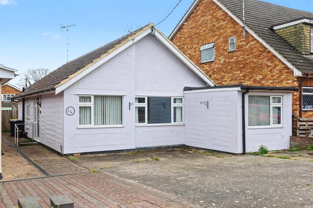 3-bed detached on Hilltop Avenue, Hullbridge, Hockley, £375,000