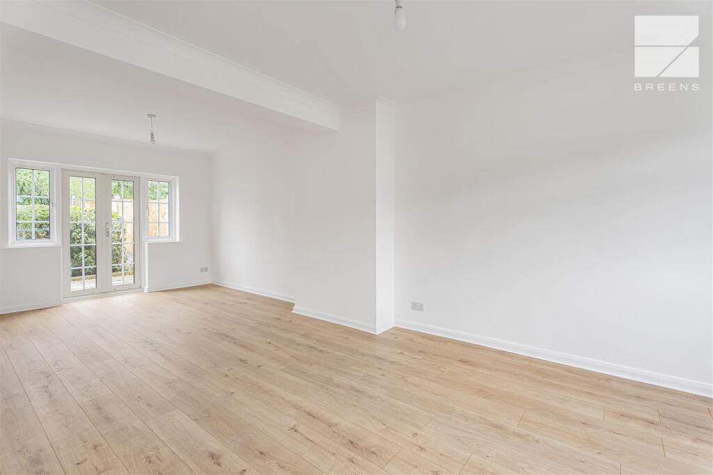 House in London, Chingford Hatch, Highams Park - View 4