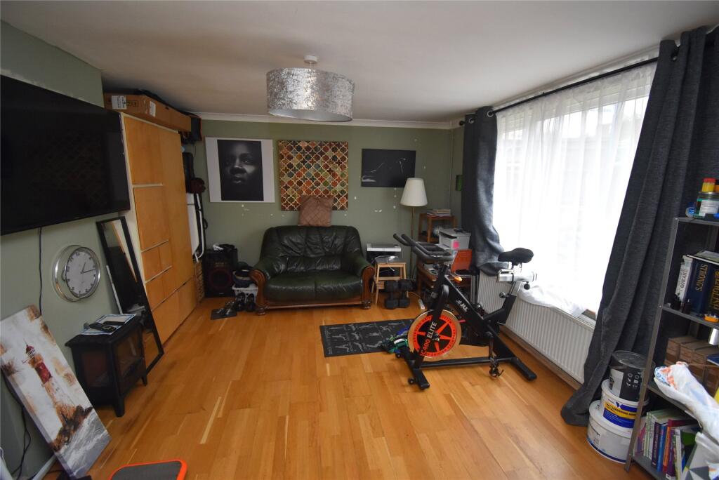 House in Houghton Regis, Central Bedfordshire - View 2