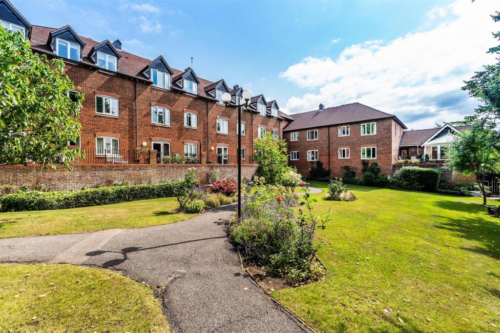 2-bed other on Holly Court, Leatherhead, KT22, £175,000