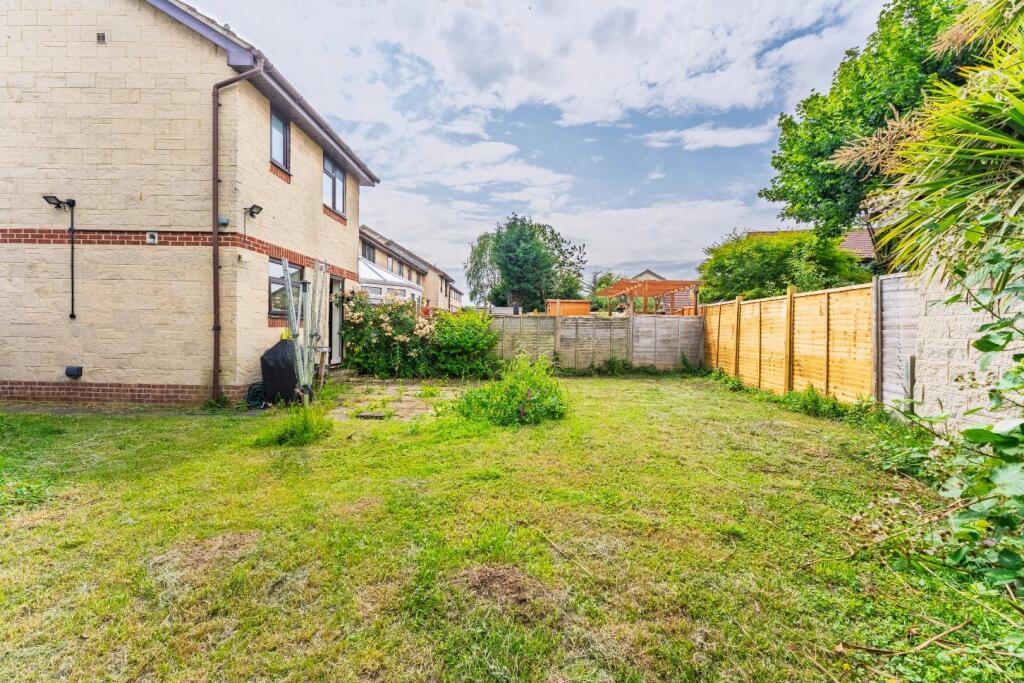 Two bedroom end of terrace house, ideally situated for access to Yatton's mainline railway station photo 3