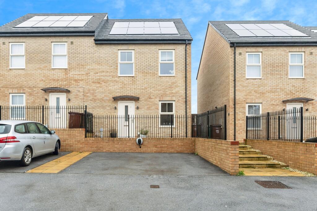 3-bed semi-detached on Broughton Road, Pontefract, WF8, £240,000