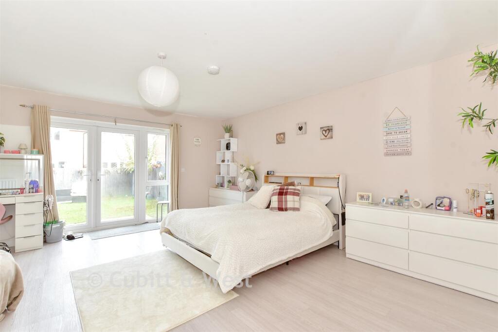 Diggins Grove, Chichester, West Sussex photo 3