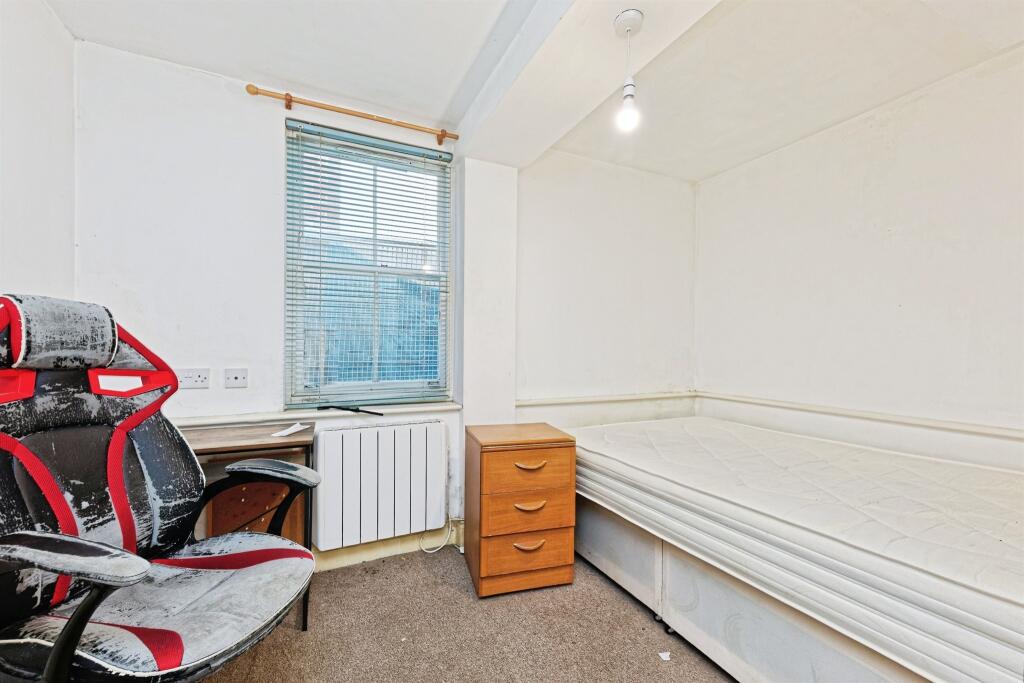 Apartment in Canterbury, Kent - More