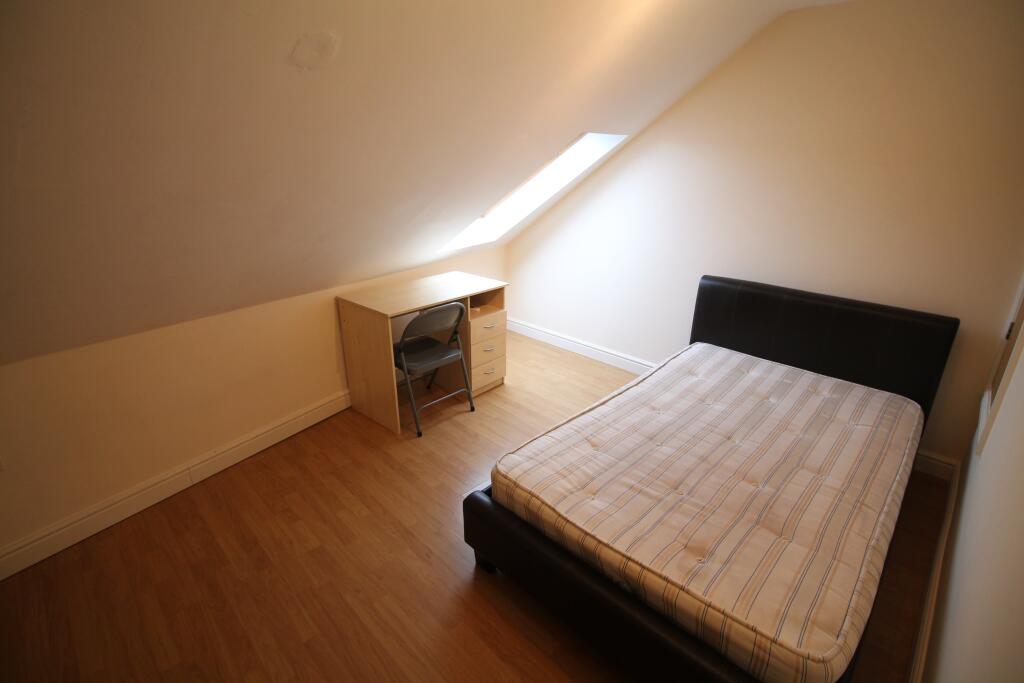 Apartment in Cardiff, Maindy, Cathays - View 2