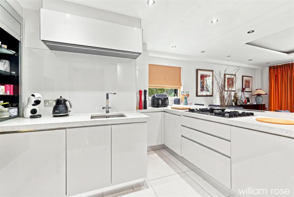 Apartment in London, Snaresbrook - View 5