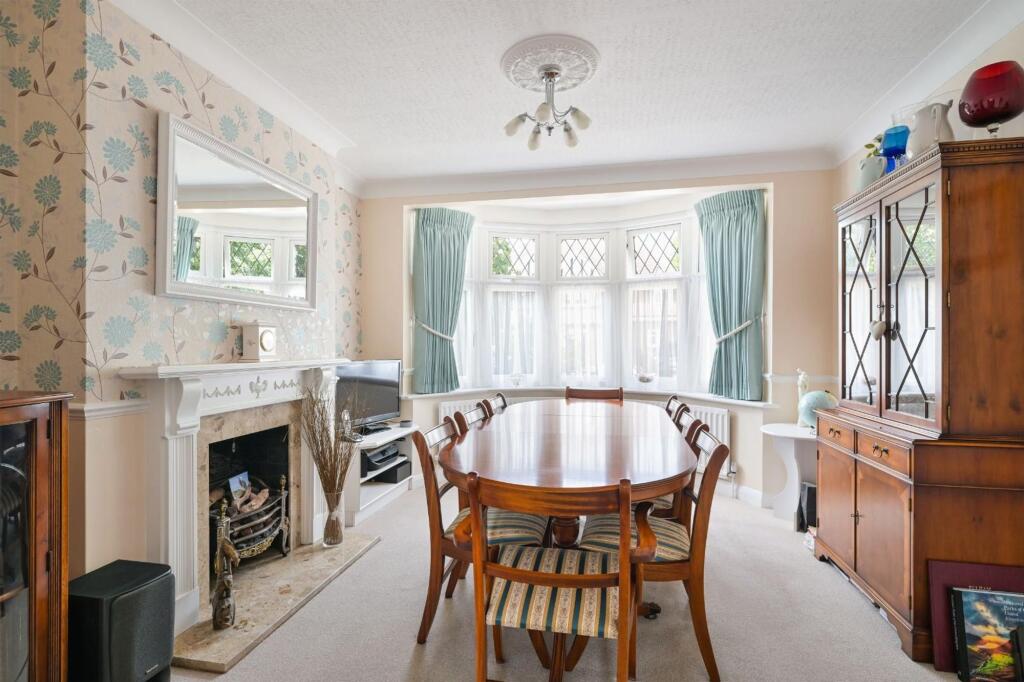 House in Worcester Park, Cuddington, Stoneleigh - More