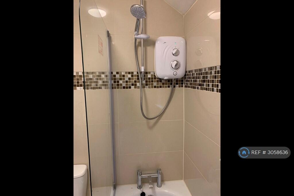 Apartment in Slough - View 5