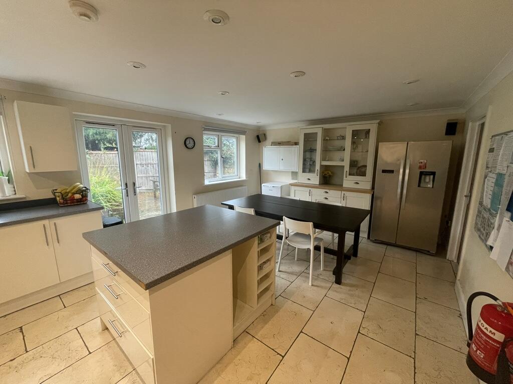 17A Burnwood Lane, CR3 5UN