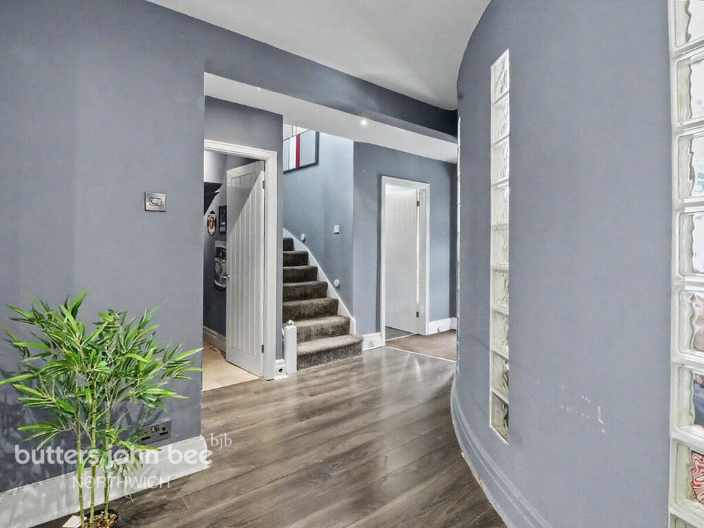 Summerfield Drive, Northwich photo 3