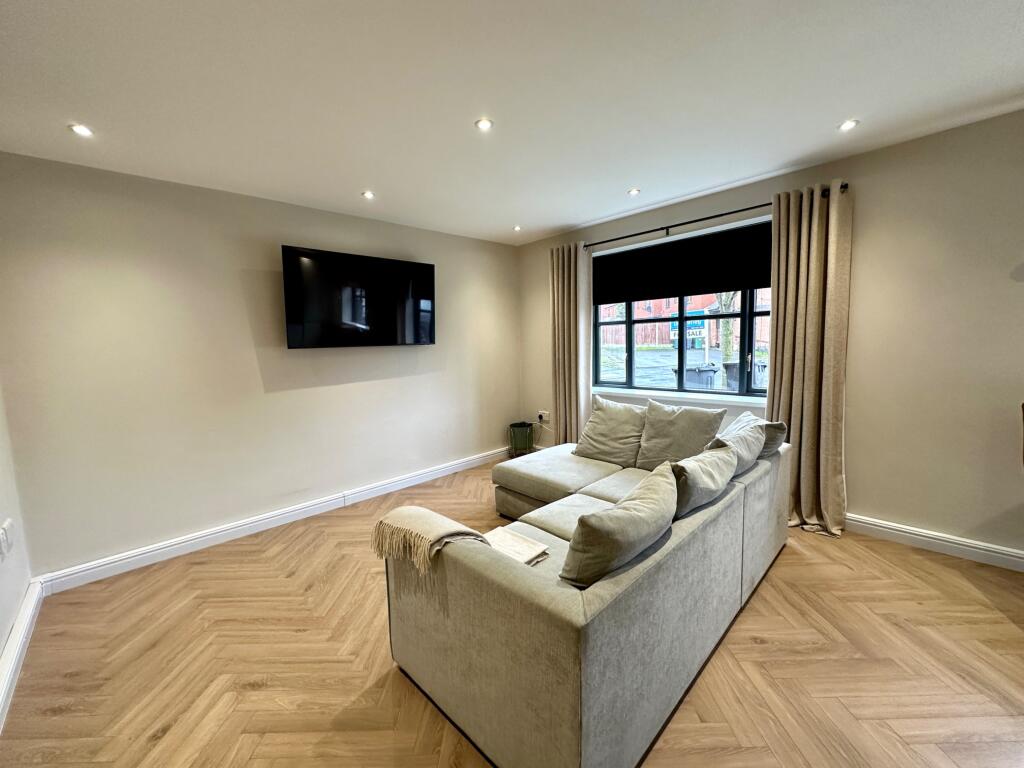 Apartment in Sandwell, West Midlands - View 2