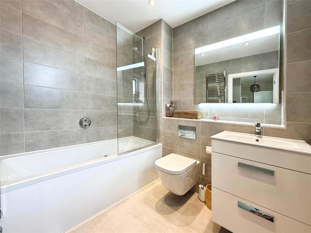 Apartment in Reading - View 4