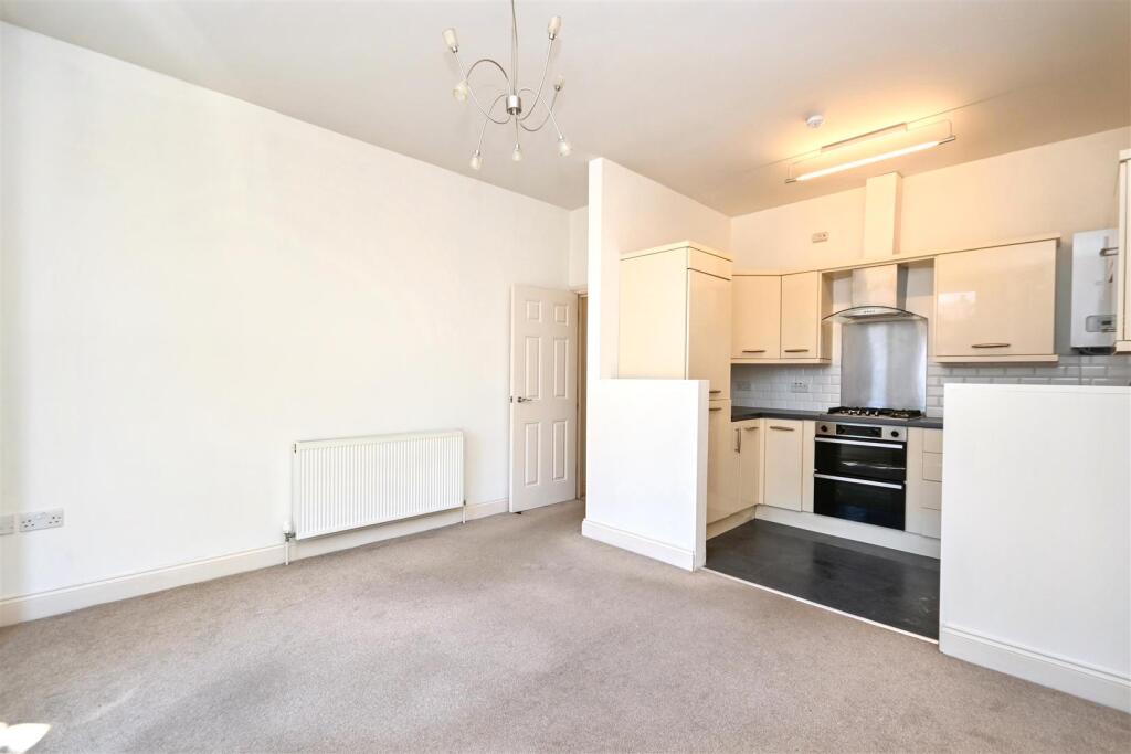 Apartment in Eastbourne, East Sussex - More