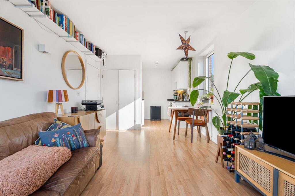 Apartment in London, Royal Borough of Kingston upon Thames - More