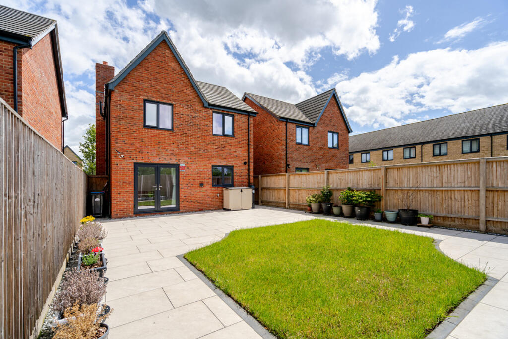 House in Milton Keynes, Atterbury, Broughton and Milton Keynes - View 2