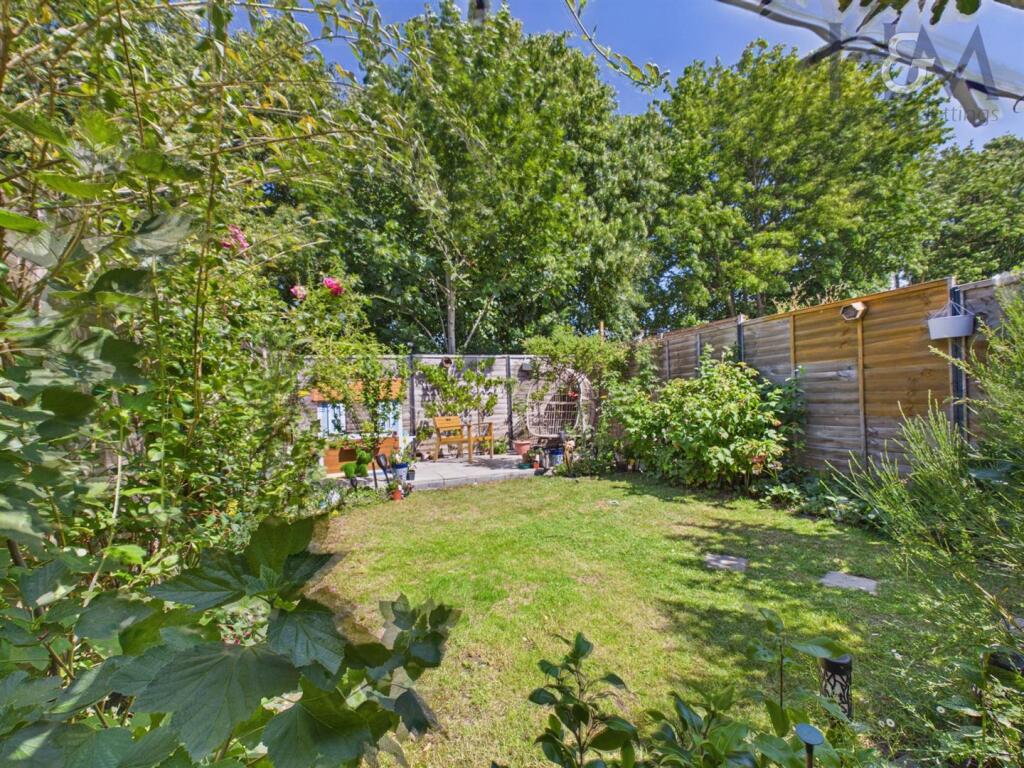Angotts Mead, Stevenage, Hertfordshire, SG1 2NJ photo 4