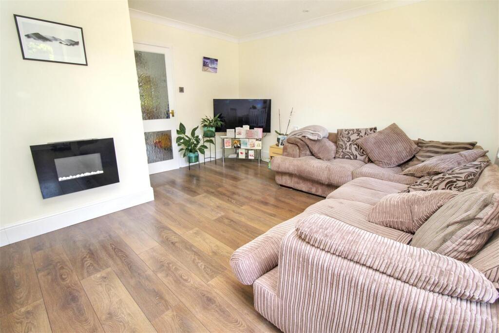 Apartment in Reading, The Triangle, Norcot - View 5