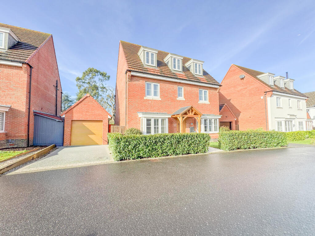 Main image of property: Pond Chase, Hockley, SS5 4