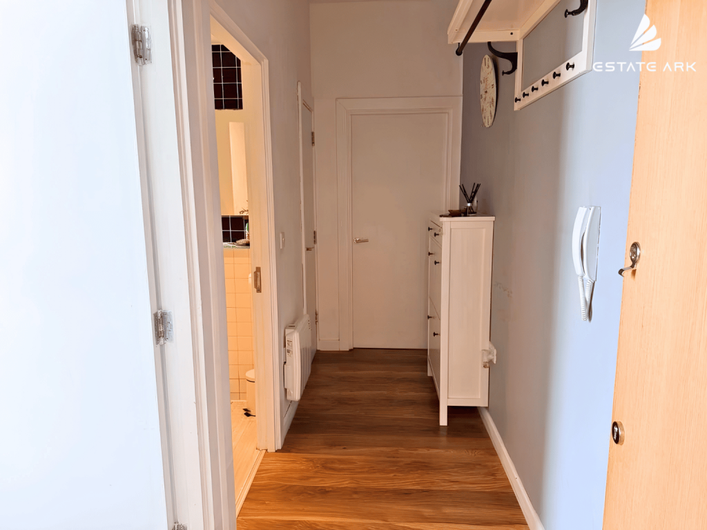Apartment in Ilford - More