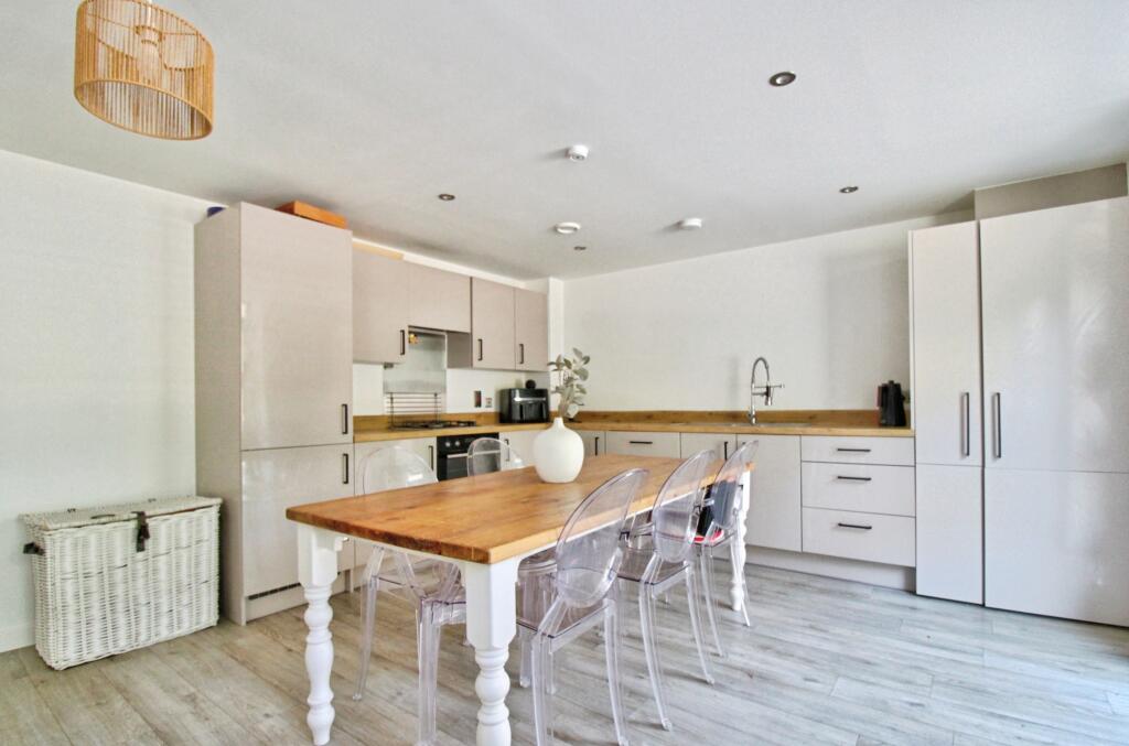 Apartment in Rainham - View 3