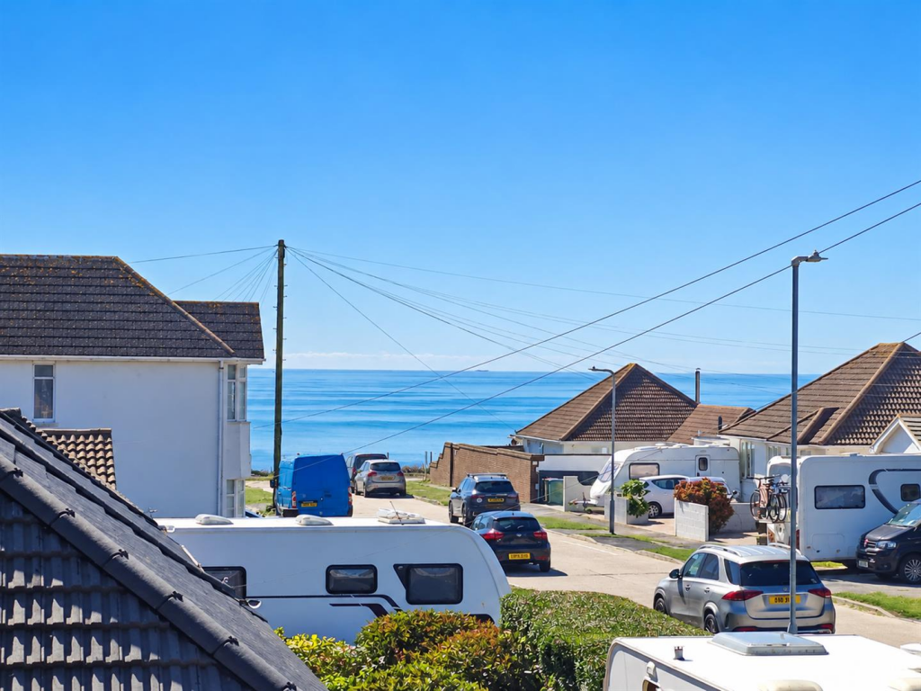 Hoddern Avenue, Peacehaven photo 4