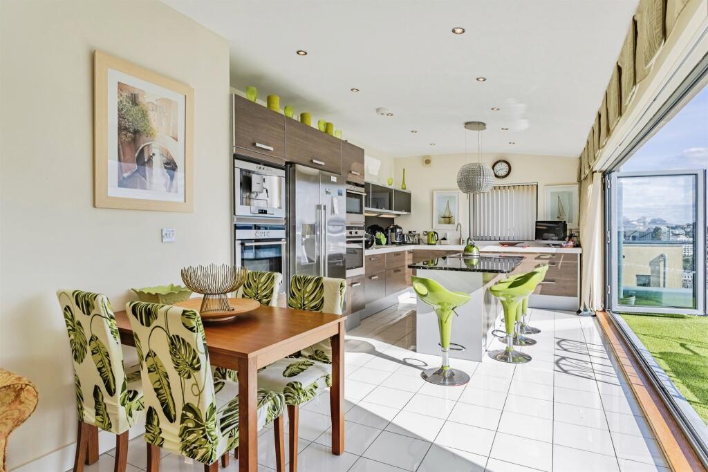 Apartment in Torquay - More